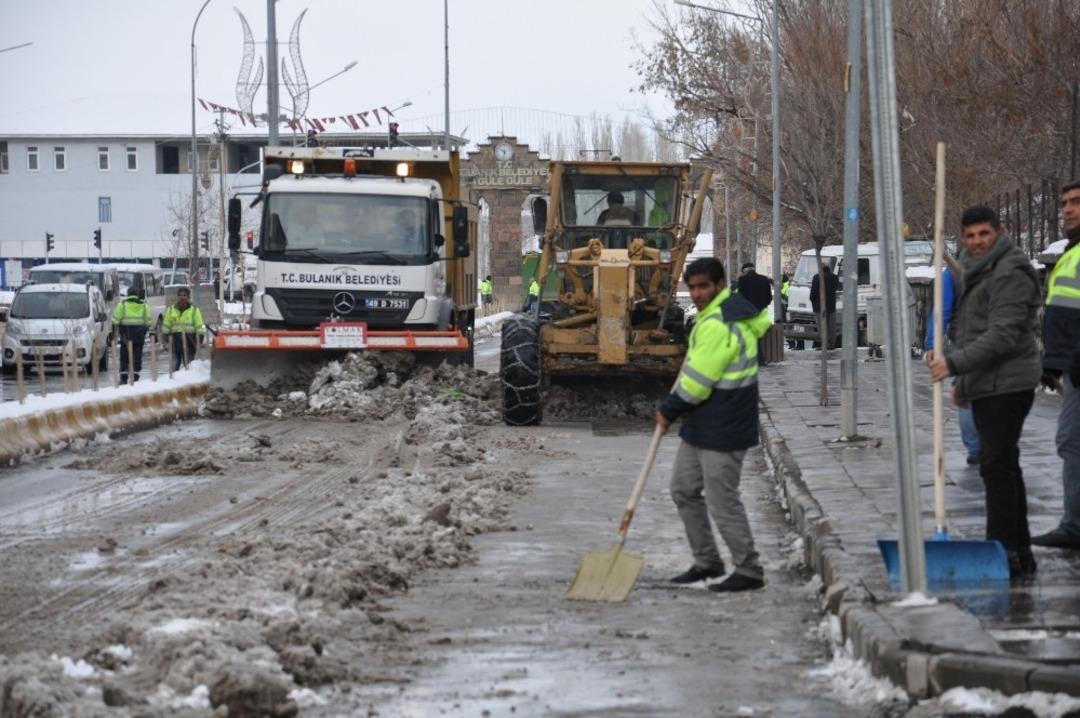 Bulanık&rsquo;ta karla m&uuml;cadele &ccedil;alışması