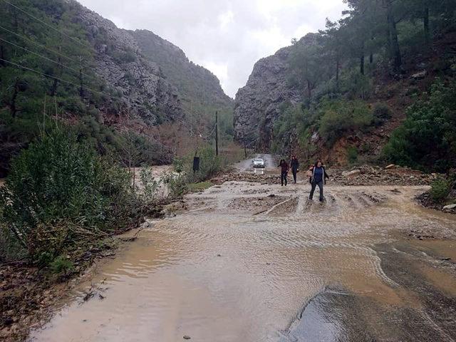Fırtına ve yağmur Antalya'da hasara neden oldu (3)