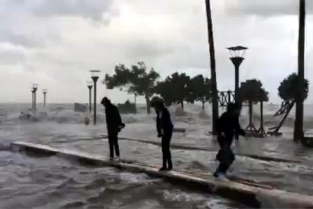 Mersin'de fırtına kargo gemisini sürükledi (2)