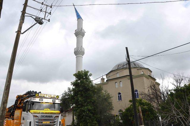 Fırtına minareye zarar verdi