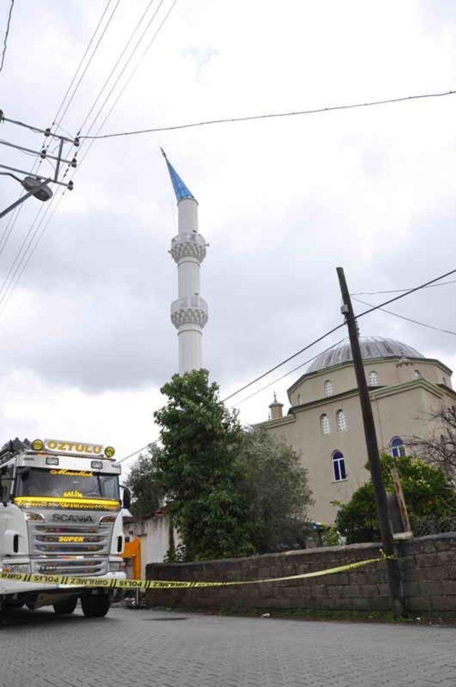 Fırtına minareye zarar verdi