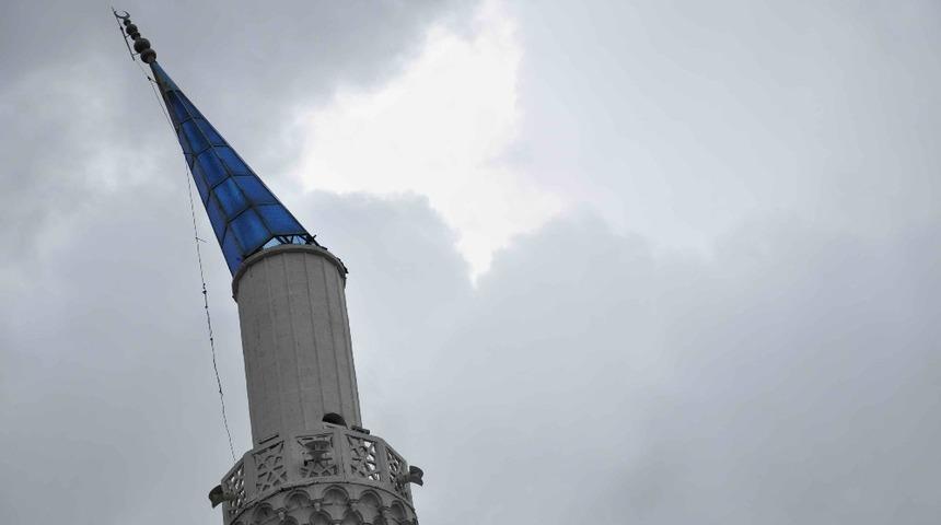 Fırtına minareye zarar verdi