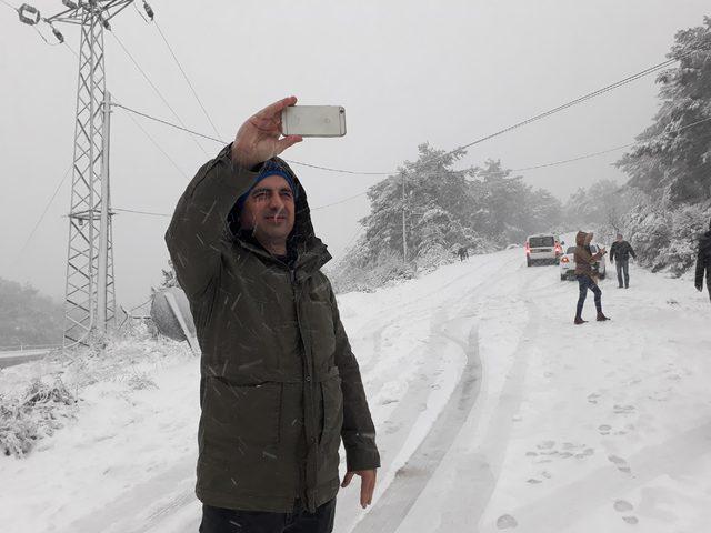 İzmir'de yüksek kesimlere kar yağdı