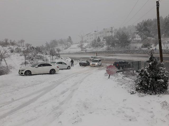 İzmir'de yüksek kesimlere kar yağdı