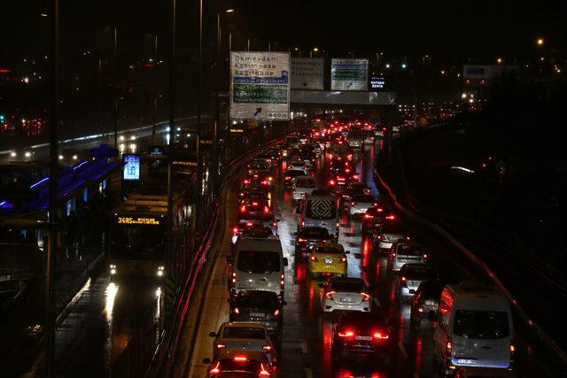 İstanbul'da iş çıkışı trafik yoğunluğu