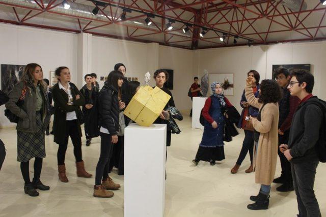 Mimarlık Fakültesi sanat galerisi her yaştan ziyaretçileri ağırlıyor