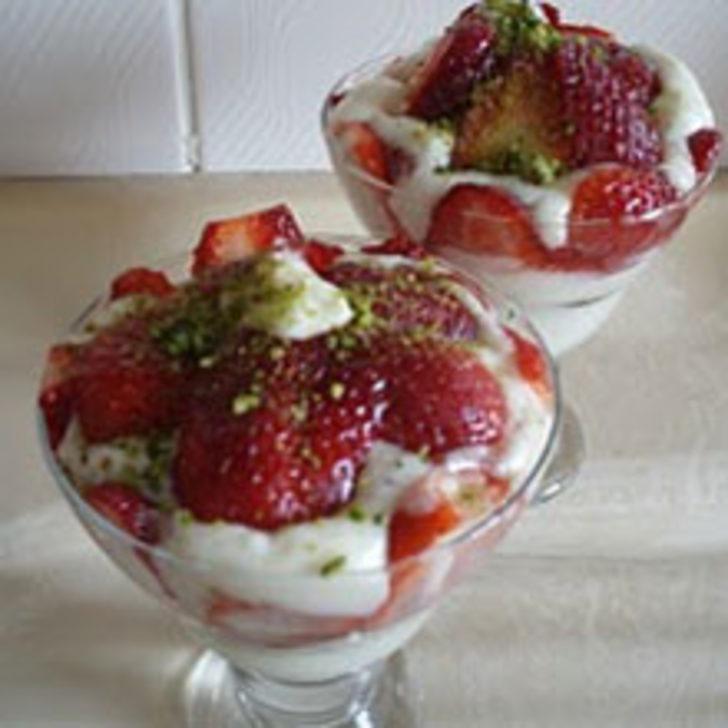 Hafif Bir Tatlı &Ccedil;ilekli Kup