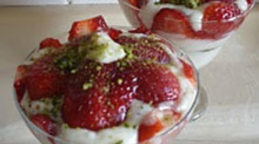 Hafif Bir Tatlı &Ccedil;ilekli Kup