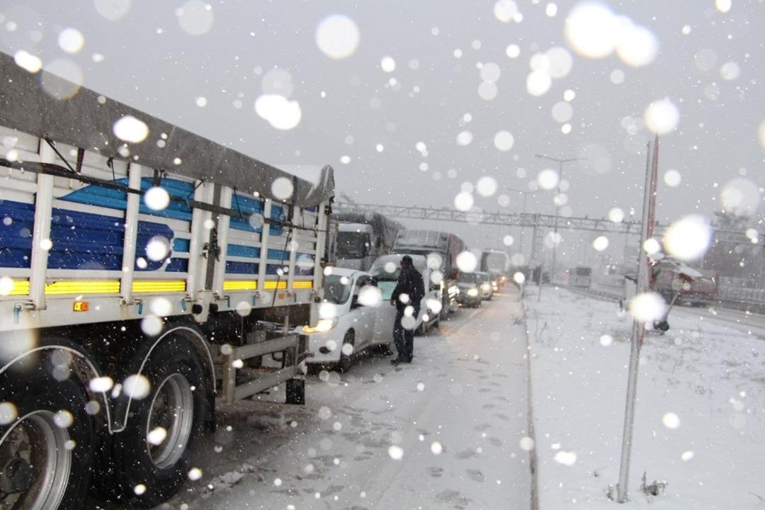İzmir-Ankara karayolu 5 saattir ulaşıma kapalı