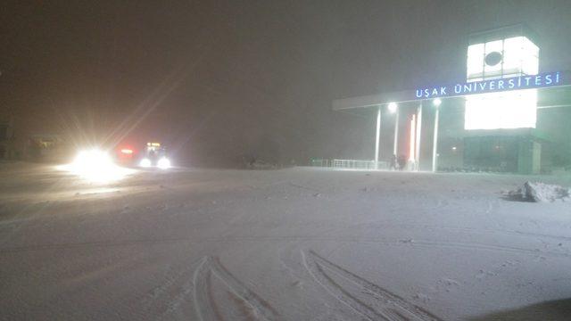 Uşak’ta yoğun kar yağışı etkili oldu