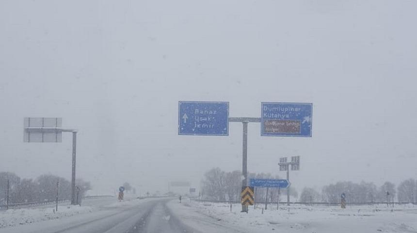 Uşak&rsquo;ta yoğun kar yağışı etkili oldu