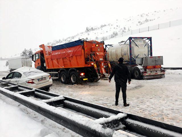 Bolu'da kar nedeniyle çok sayıda kaza meydana geldi