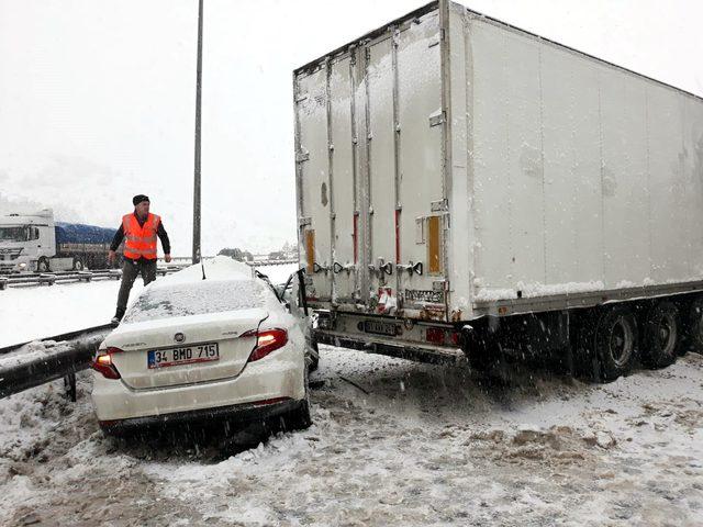 Bolu'da kar nedeniyle çok sayıda kaza meydana geldi