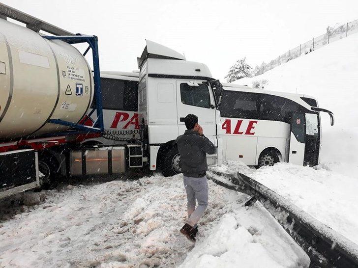 Yoğun kar TEM'de hayatı felç etti, çok sayıda kaza oldu  G3