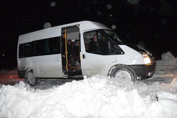 İçinde öğrenci ve hastaların bulunduğu araçlar tipide mahsur kaldı G4