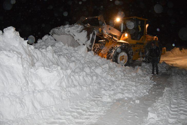 İçinde öğrenci ve hastaların bulunduğu araçlar tipide mahsur kaldı G5