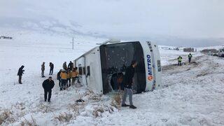 Sivas Ulaş'ta yolcu otobüsü devrildi! 