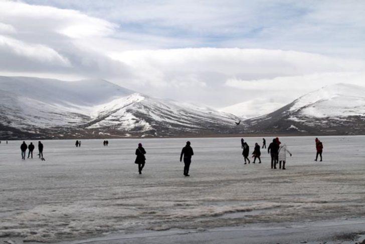Çıldır Gölü buzla kaplandı! Muhteşem görüntüler G2