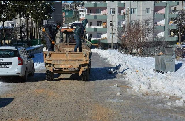 Gülnar'da çatılar uçtu, okullar tatil edildi