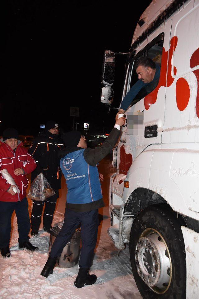 Kütahya'da kar nedeniyle yollarda kalanlara çorba ve kumanya dağıtıldı