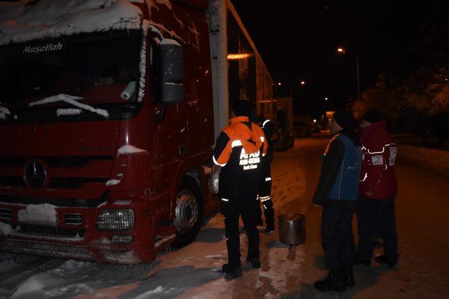 Kütahya'da kar nedeniyle yollarda kalanlara çorba ve kumanya dağıtıldı