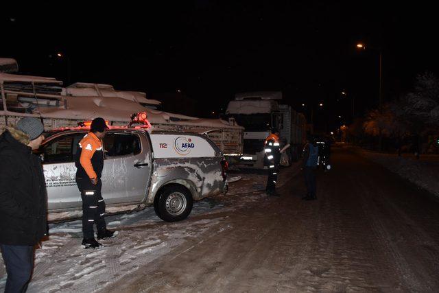 Kütahya'da kar nedeniyle yollarda kalanlara çorba ve kumanya dağıtıldı