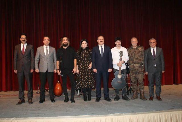 Sanatçı Yiğit Okan, Hakkari’de konser verdi