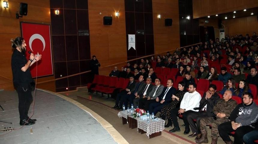Sanat&ccedil;ı Yiğit Okan, Hakkari&rsquo;de konser verdi