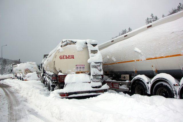 Bolu Dağı'nda çok sayıda tanker bekliyor