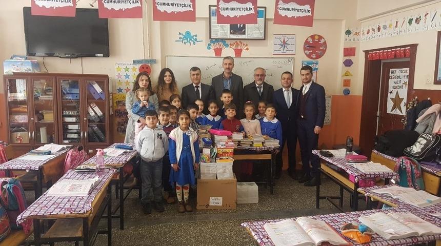 Pervari&rsquo;de &ouml;ğrencilere kırtasiye yardımı