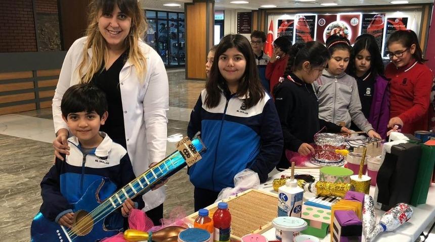 Atık maddelerden m&uuml;zik aletleri sergisi yaptılar