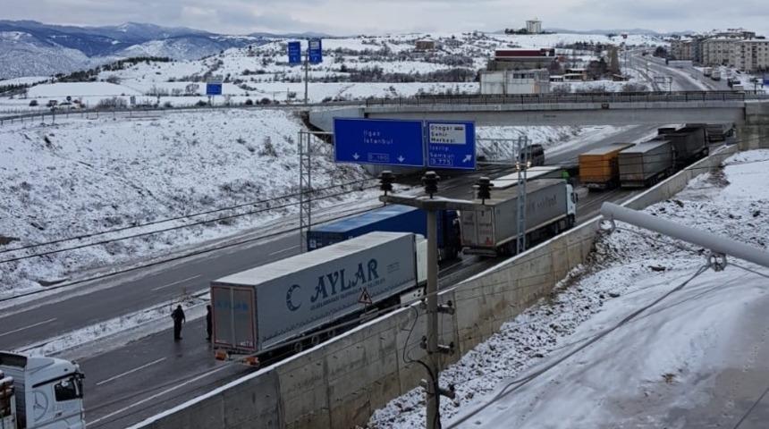 Kastamonu D-100&rsquo;de buzlanma sonrası tırlar yolda kaldı