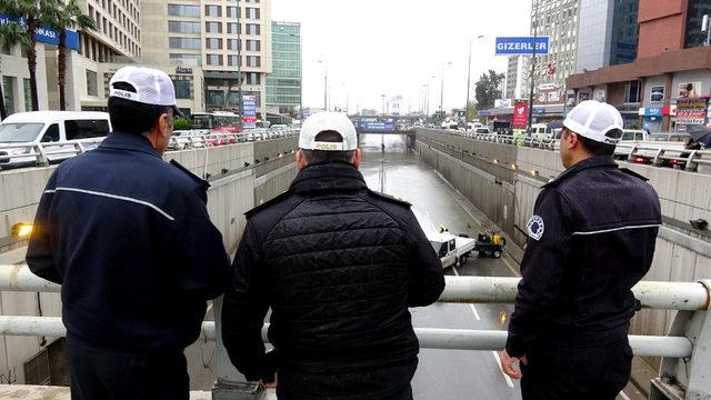 Adana'da evleri su bastı, araçlar yolda kaldı (4)