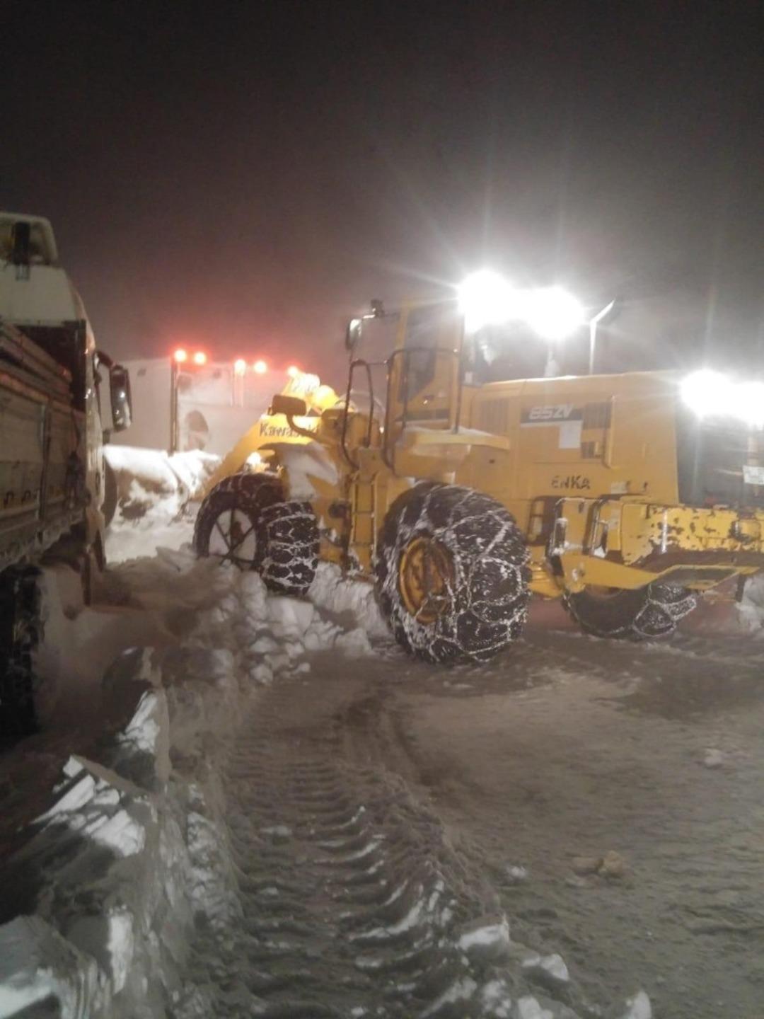 Mahsur kalan yolcular belediye ekiplerince kurtarıldı