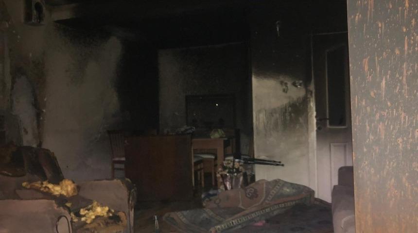 Ev yangınında dumandan etkilenen 2 kişi hastaneye kaldırıldı