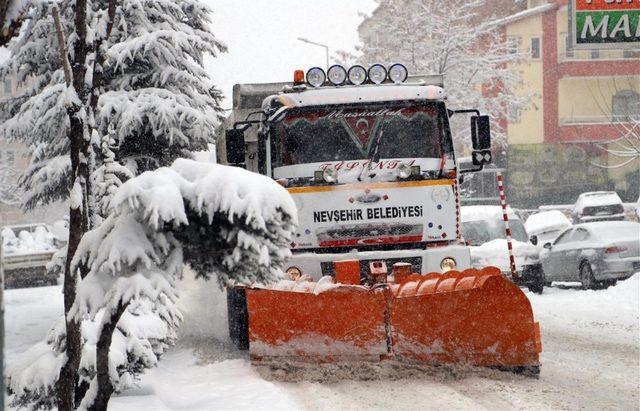 Nevşehir Belediyesi karla mücadelesini sürdürüyor