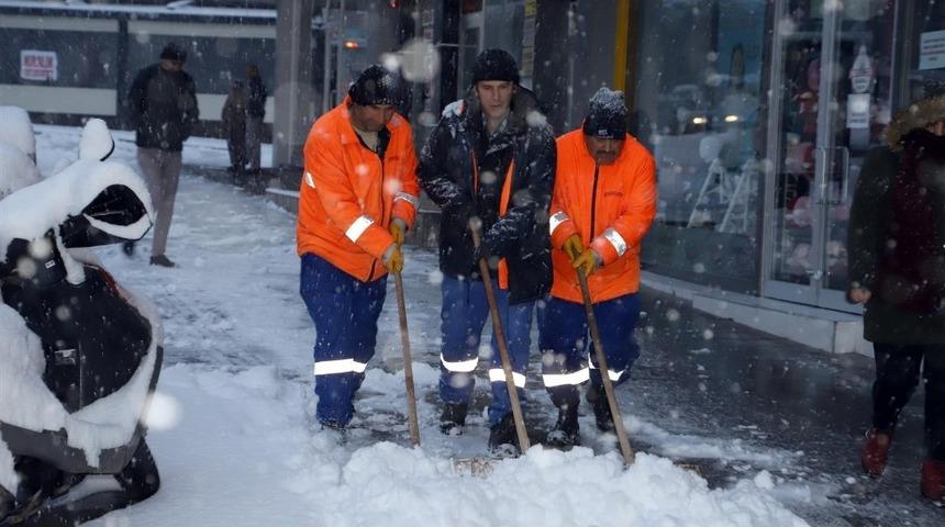 Nevşehir Belediyesi karla m&uuml;cadelesini s&uuml;rd&uuml;r&uuml;yor
