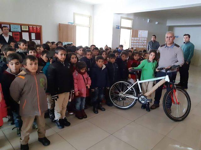 Kaymakam Mehmetbeyoğlu, başarılı öğrenciyi bisikletle ödüllendirdi
