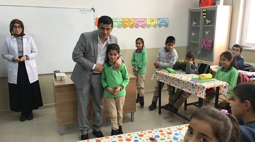 Kaymakam Mehmetbeyoğlu, başarılı &ouml;ğrenciyi bisikletle &ouml;d&uuml;llendirdi