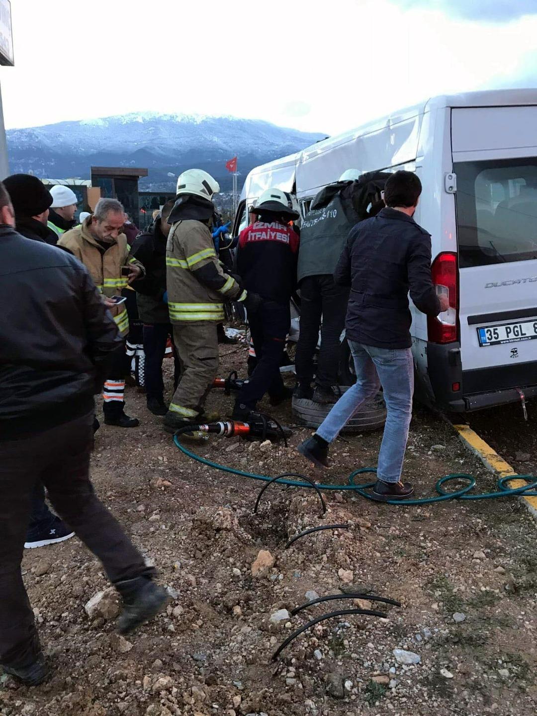İzmir'de can pazarı! TIR iş&ccedil;i servisiyle &ccedil;arpıştı