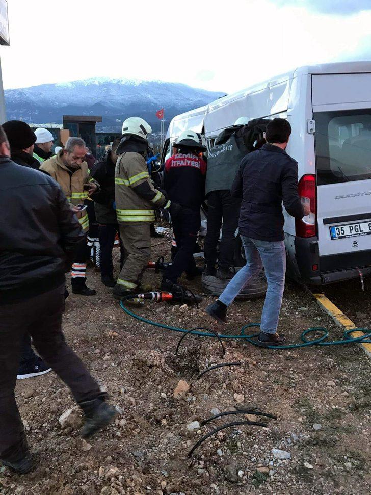 İzmir'de can pazarı! TIR işçi servisiyle çarpıştı G2