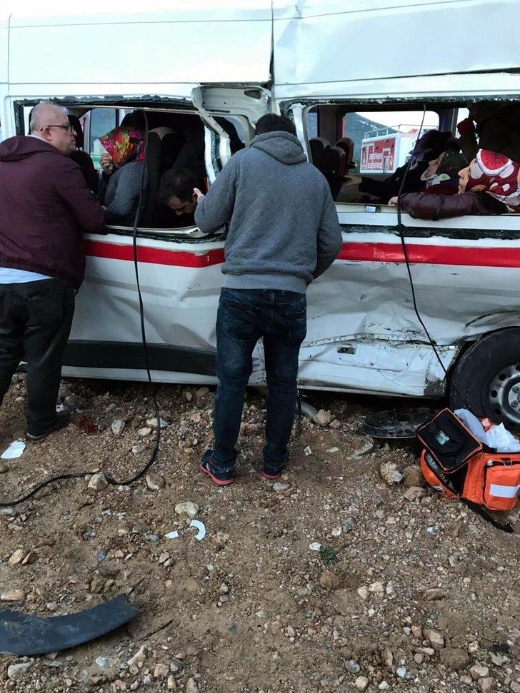 İzmir'de can pazarı! TIR işçi servisiyle çarpıştı G3