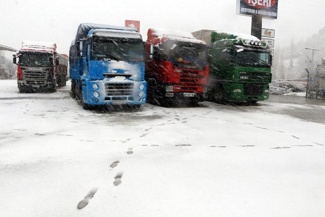 Tokat'ta kar yağışı ulaşımı aksattı