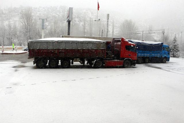 Tokat'ta kar yağışı ulaşımı aksattı