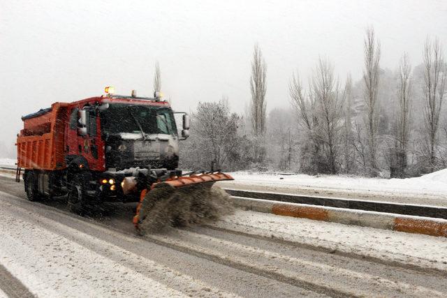 Tokat'ta kar yağışı ulaşımı aksattı