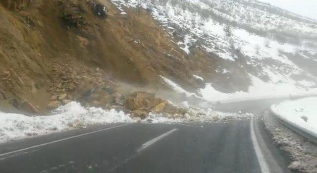 Heyelanı fark edip, yolu trafiğe kapattılar