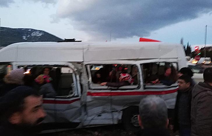 İzmir'de can pazarı! TIR işçi servisiyle çarpıştı G4