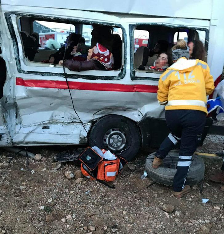 İzmir'de can pazarı! TIR işçi servisiyle çarpıştı G1