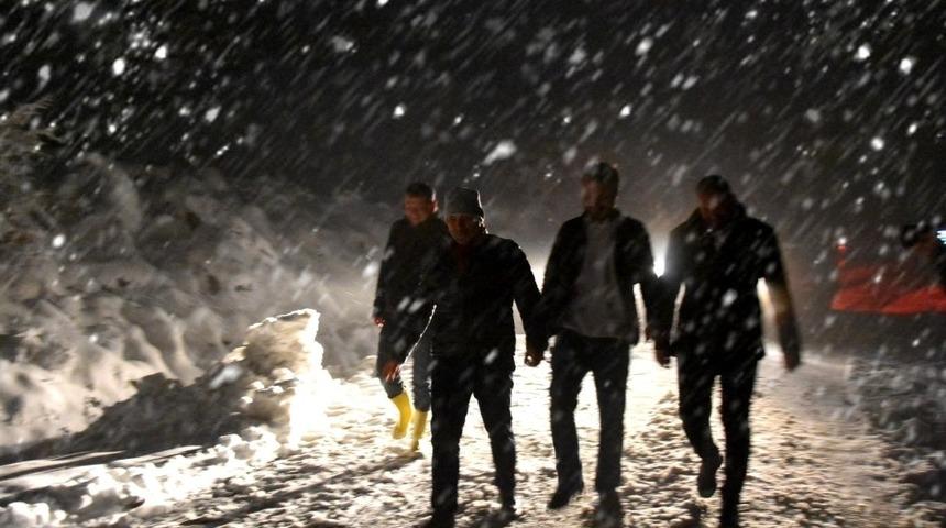 Başkan U&ccedil;ak karla m&uuml;cadele &ccedil;alışmalarına katıldı