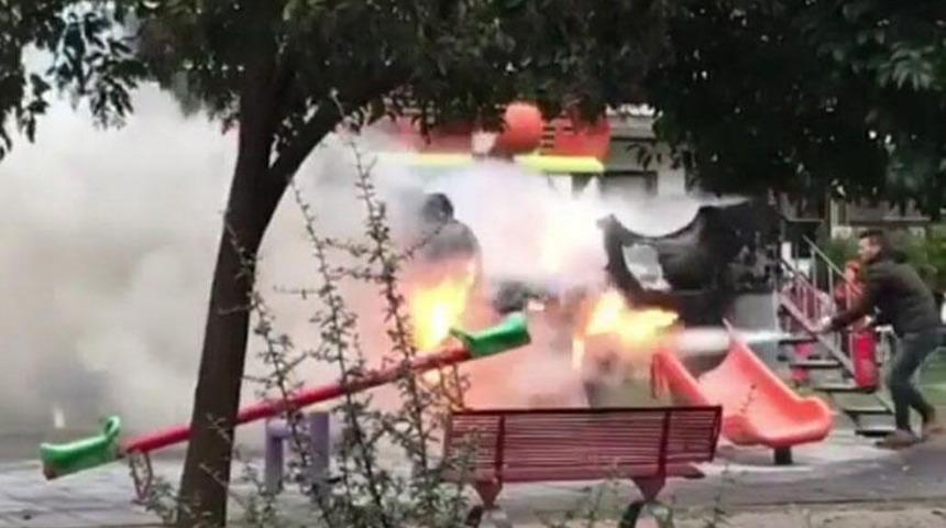 İzmir'in Karşıyaka ilçesinde panik anları! Parktaki oyuncaklar alev alev yandı